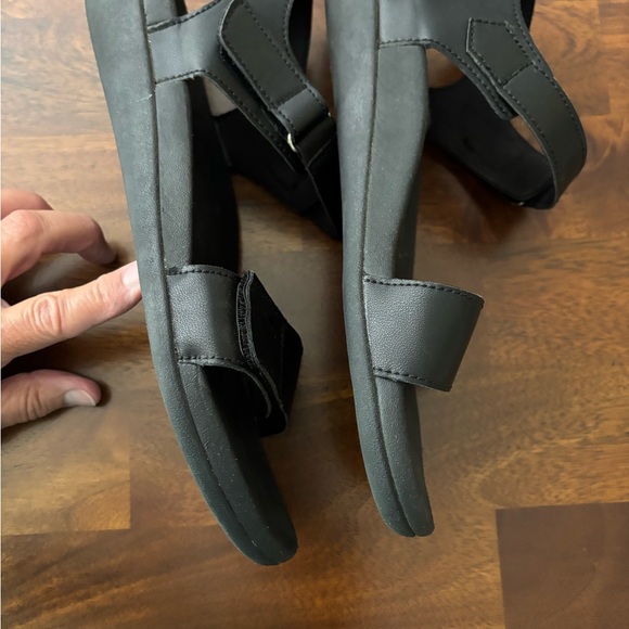 Women’s comfort sandal. Size 10. - Picture 3 of 4